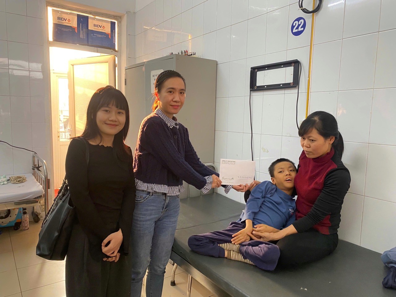Công ty Botania giúp đỡ người mẹ nghèo 9 năm nuôi con bại não