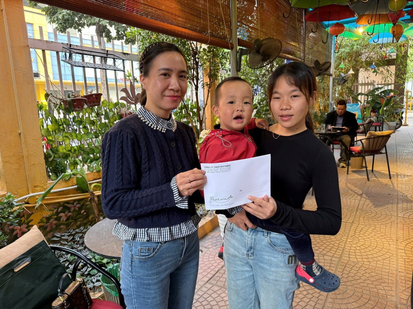 Công ty Botania trao quà cho bệnh nhân khó khăn tại bệnh viện Châm cứu TW