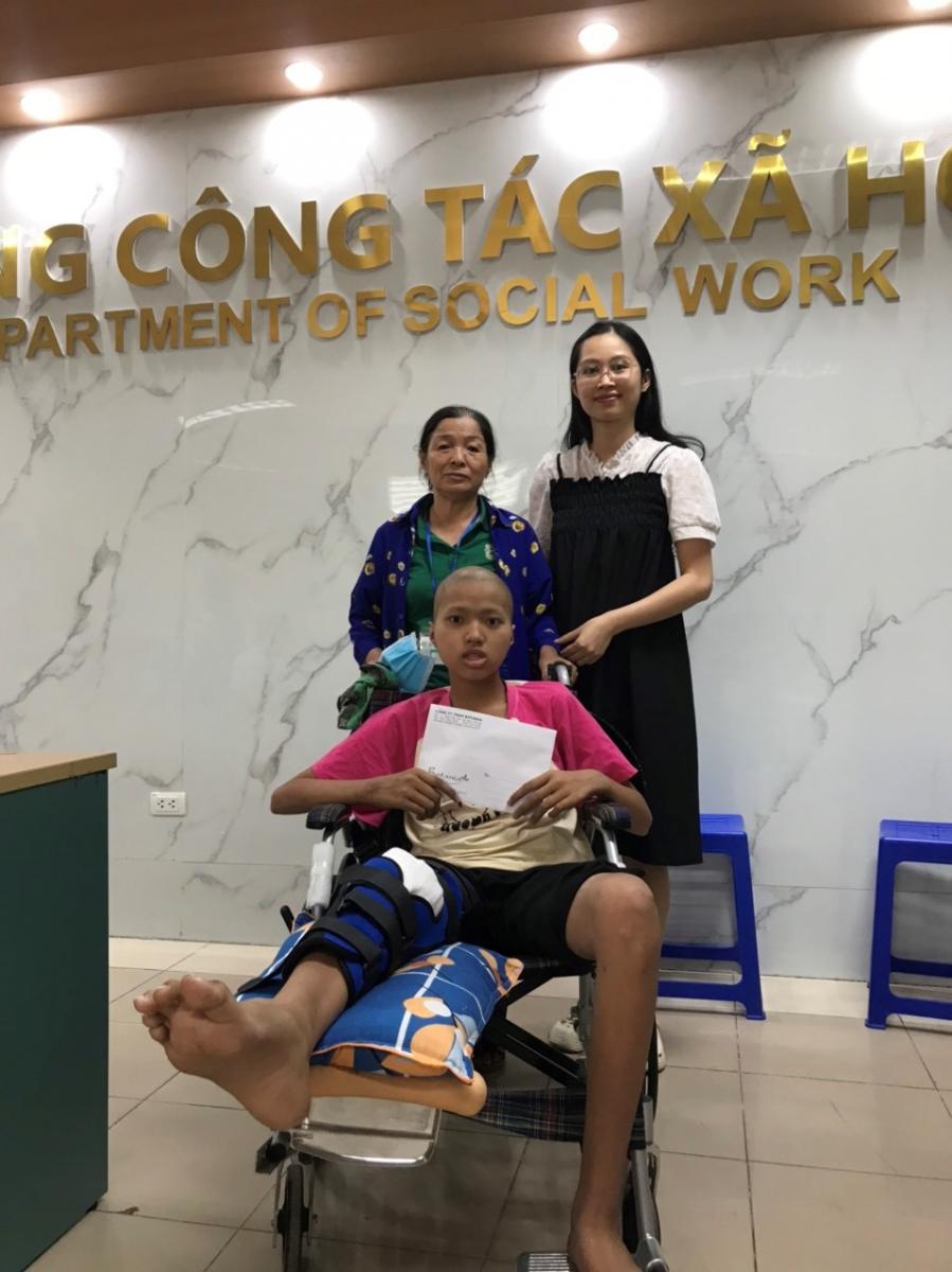 Công ty Botania thương cảm trước cảnh bé gái mắc ung thư, cha tâm thần