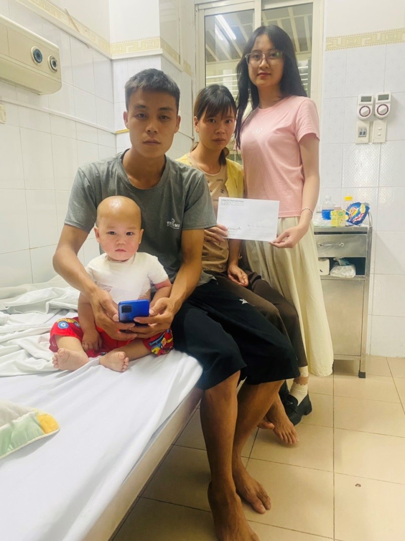 Công ty Botania nghẹn ngào trước hoàn cảnh cậu bé 2 tuổi bị bỏng nặng