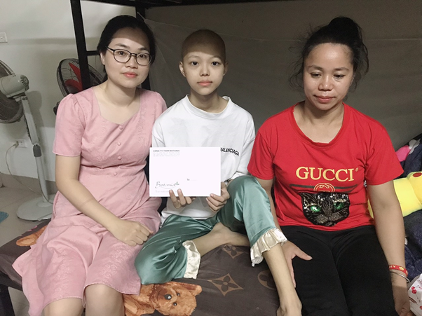 Công ty Botania giúp đỡ bé gái mắc ung thư xương