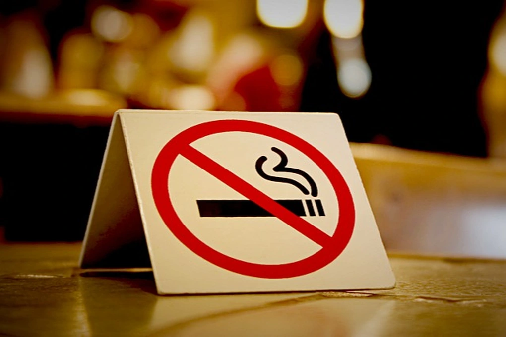 Việt Nam đã có quy định cấm hút thuốc lá trong nhà tại các loại hình cơ sở dịch vụ ăn uống, giải trí.