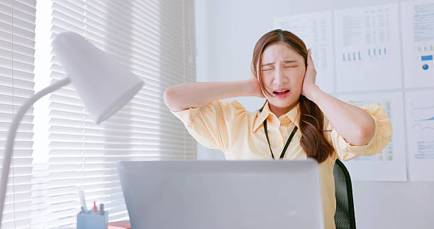Nhiều người trẻ bị ù tai, tai vo ve, huýt gió do stress