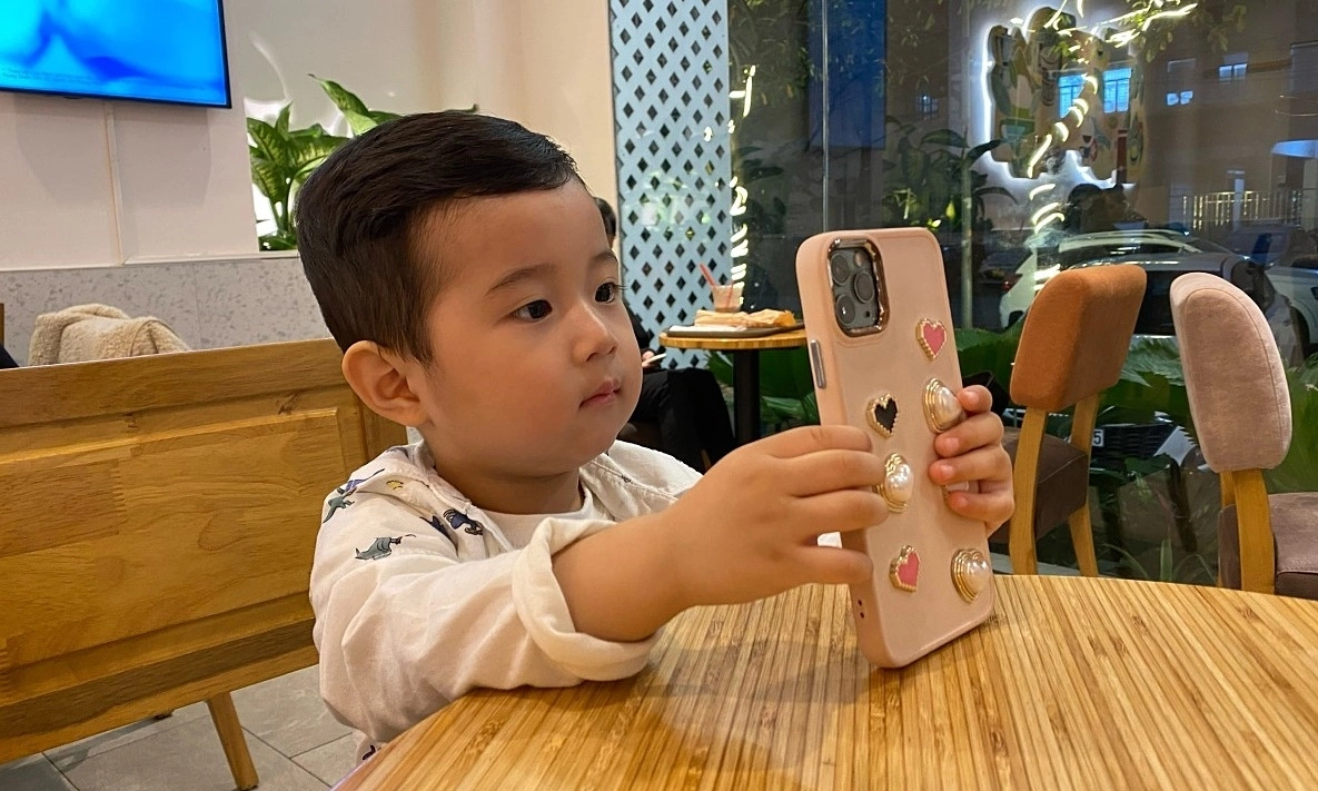 Cho trẻ xem điện thoại sớm: lợi trước mắt, rủi ro lâu dài