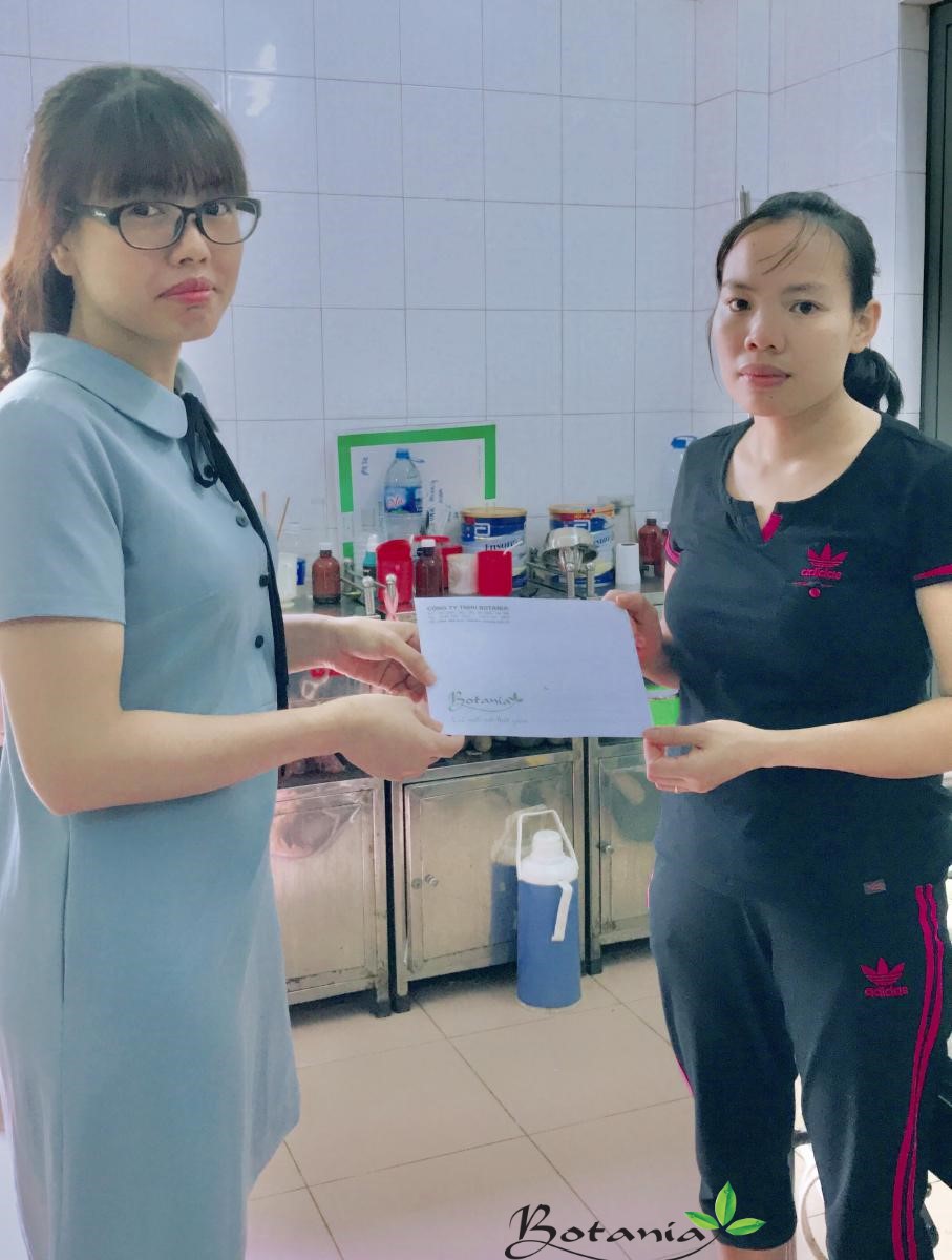 Đau đớn trước hoàn cảnh vợ phải ký giấy xin cho chồng về nhà chết, công ty Botania đã tới tận nơi để trao quà