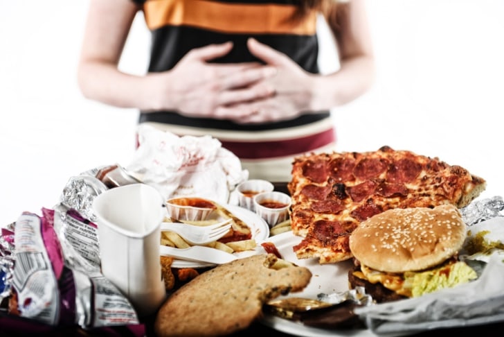 Chế độ ăn uống không lành mạnh là nguyên nhân gây bệnh viêm đại tràng