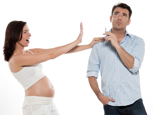 Nguy cơ sảy thai cao ở những bà bầu có chồng hút thuốc lá
